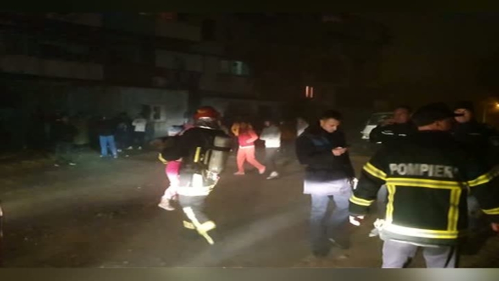 Bebeluș salvat din flăcări, la Galați. 18 persoane, evacuate, după un incendiu violent